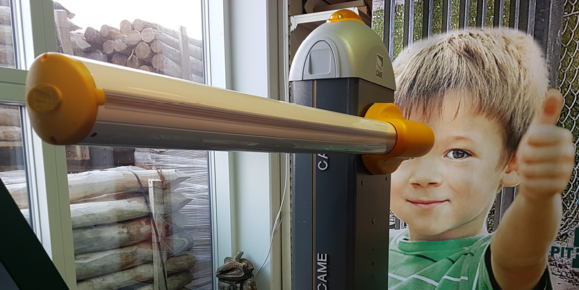 Automatisk bom fra PIT Hegn. Tryg afspærring med pullerter og bomme - med og uden automatik.