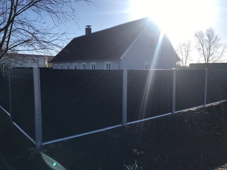 Kompostihegn - effektivt støjhegn fra PIT Hegn. Brug støjdæmpende hegn af komposit fordi det er et vedligeholdelsesfrit hegn, der danner en flot ramme om huset.