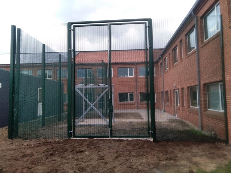 Hegn - panelhegn og stålhegn til kommunale institutioner