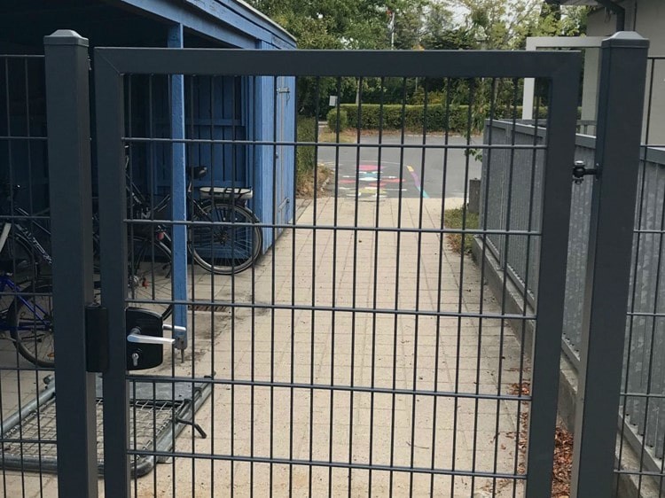 Støjjhegn - vælg også en solid port eller låge