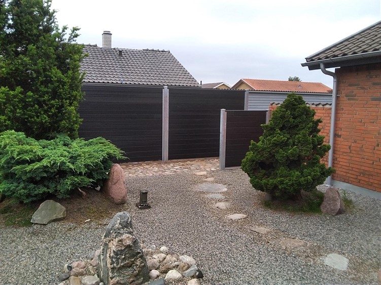 Kompostihegn - effektivt støjhegn fra PIT Hegn. Brug støjdæmpende hegn af komposit fordi det er et vedligeholdelsesfrit hegn, der danner en flot ramme om huset.