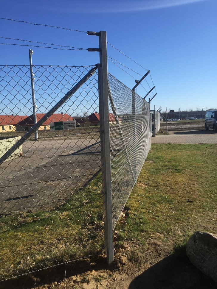 Pigtråd og pigtrådshegn er et stærkt sikkerhedshegn. Vi bruger nato pigtråd. Alt i hegn, porte og låger. Kontakt PIT Hegn