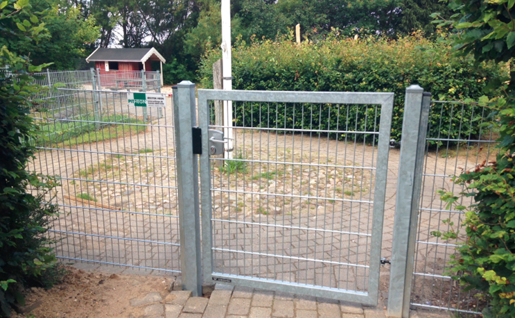 Børnhave låge med galvaniseret greb. Sikkerhed i top - PIT Hegn