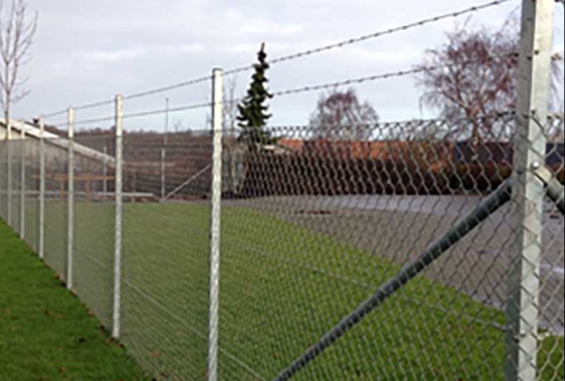 Trådhegn - sikringshegn med pigtråd for mere sikkerhed