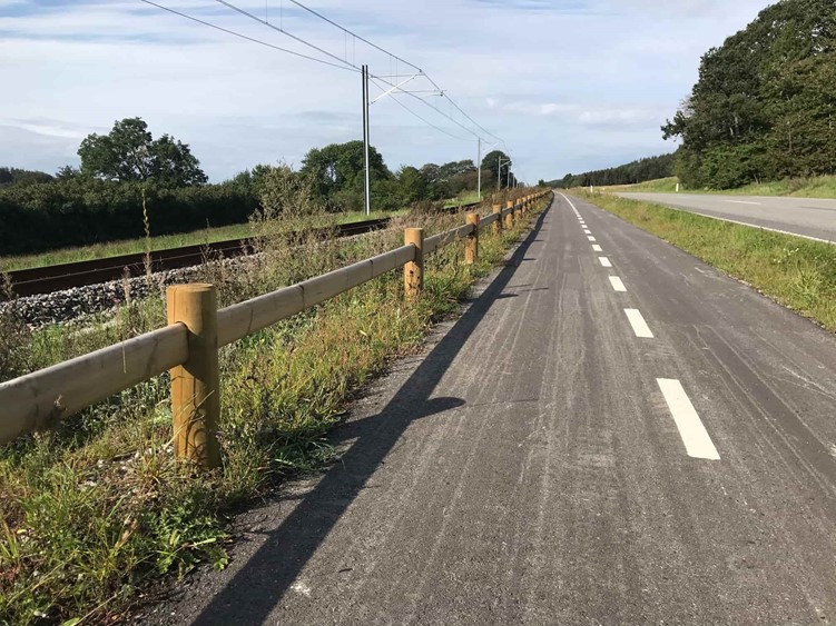 Pullerter og bomme. Et bomanlæg kan også være et fodhegn - træhegn. PIT HEGN