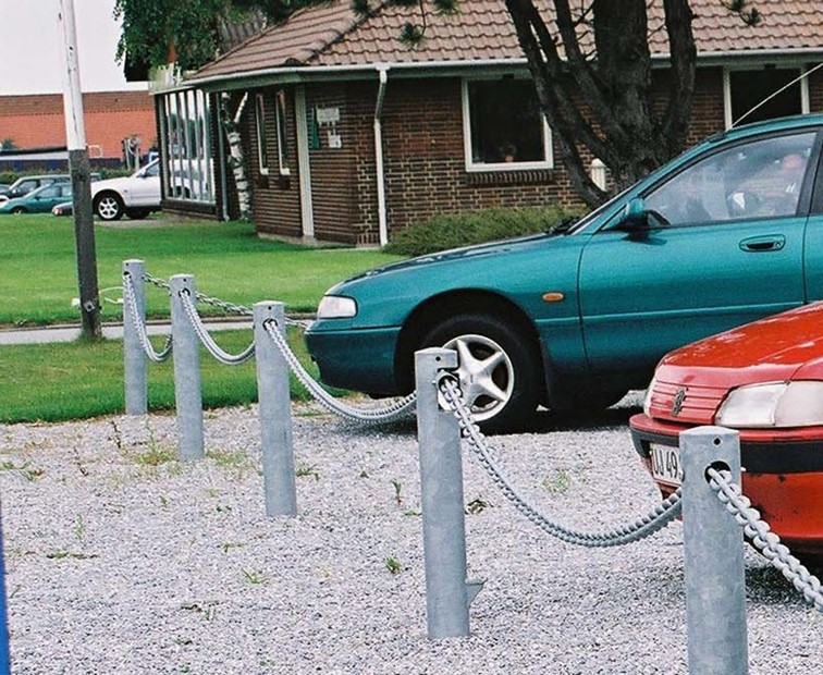 Pullerter som afspærring med vejbom og parkeringsbom. Vi kan levere alt i bomme, spærrebom, elektrisk bom, vippe bom, bomsystem, bomme til stier og pullerter