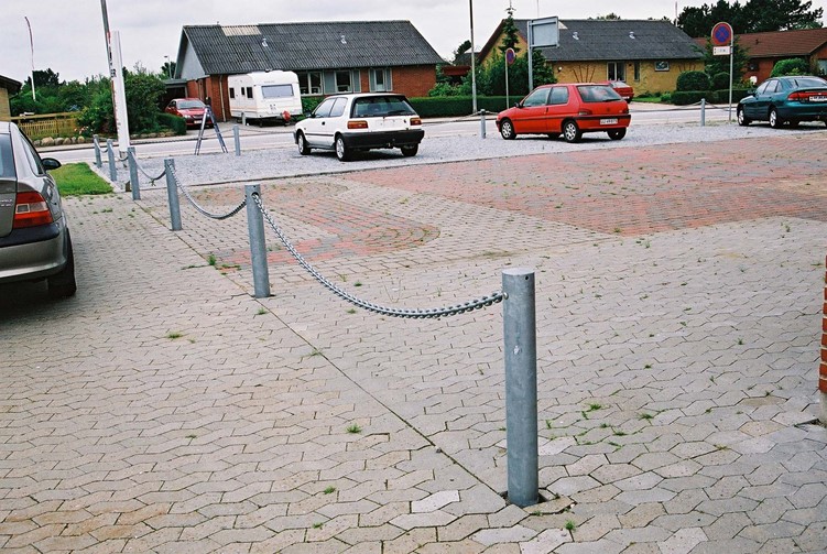 Pullerter som afspærring med vejbom og parkeringsbom. Vi kan levere alt i bomme, spærrebom, elektrisk bom, vippe bom, bomsystem, bomme til stier og pullerter