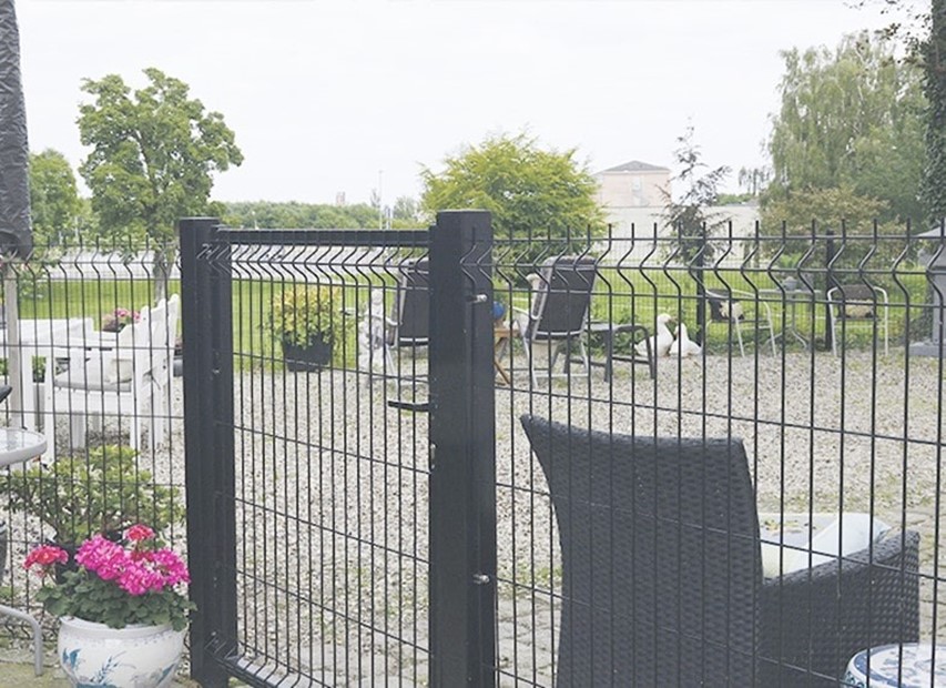 Panelhegn fra PIT Hegn. Hegn, porte og låger til den private have. Et vedligeholdelsesfrit hegn i et enkelt og tidsløst design. Få hjælp til opsætning.