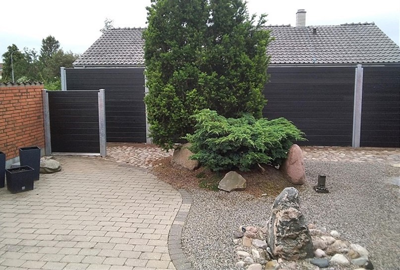 Komposithegn - lydhegn fra PIT Hegn som dæmper støj. Et vedligeholdelsesfrit hegn til god pris