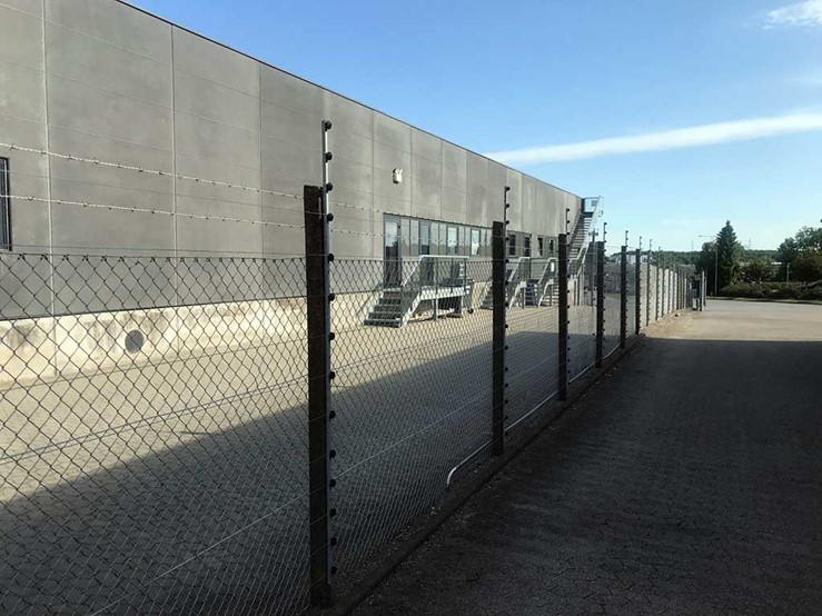 Elhegn. Elektrisk hegn uden pigtråd, opsat på nyt trådhegn. PIT HEGN