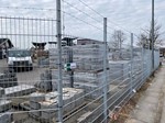 Trådhegn-med-pigtråd.-Hegn-til-industri-sikring.jpg