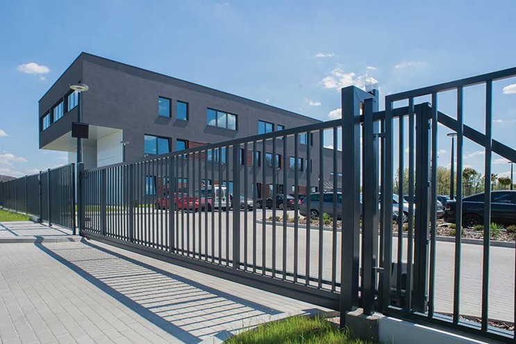 Balusterhegn - hegn, port og svæveport i elegant design