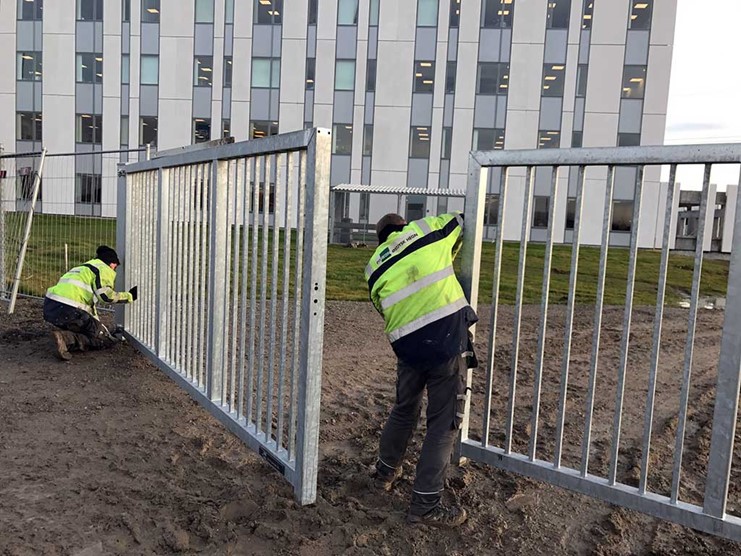 Svæveport - balusterhegn. Opsætning af hegn, port og låge.
