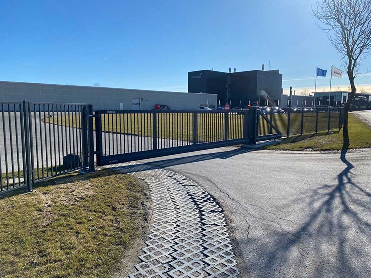 Svæveport - balusterhegn med port. PIT HEGN