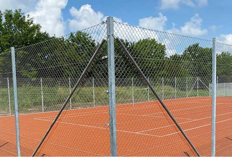 Sportshegn og låge til tennisbane