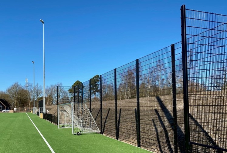 Gitterhegn til boldbane. Alt i hegn og port til sportsplads