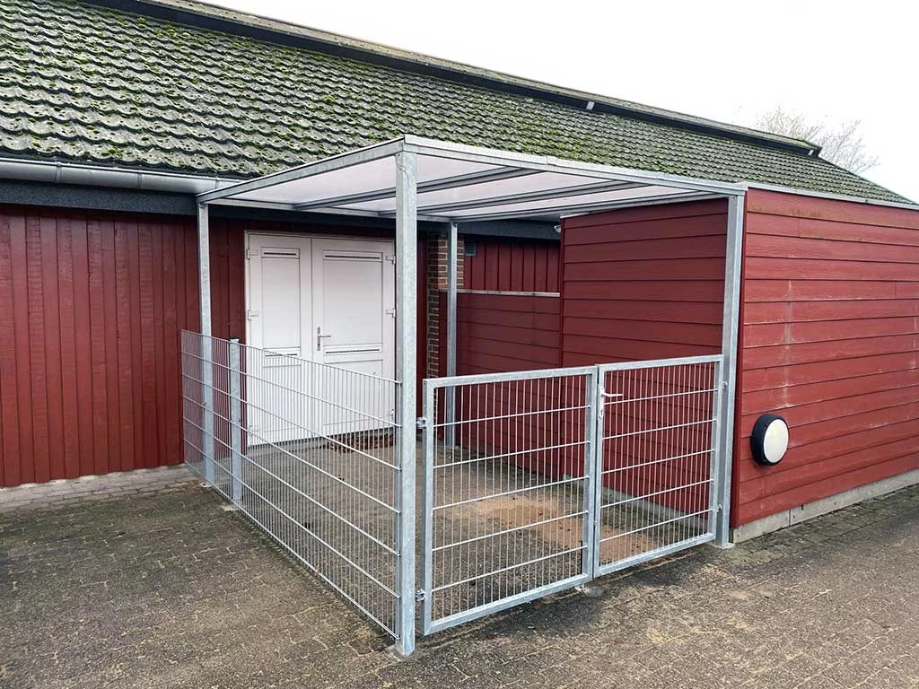 Panel hegn - sikring af boligområder med panelhegn og låge til indkørsel