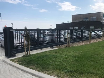 Skydeport med og uden automatik - fås helt op i bredde 12 meter.