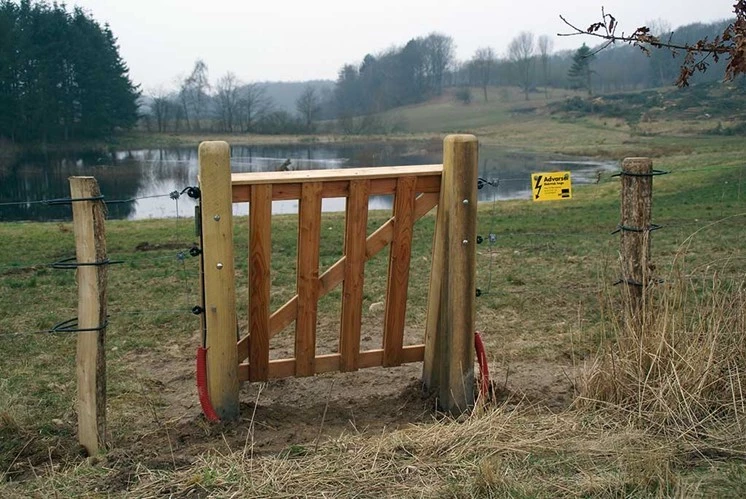 Naturpleje projekt. Brug en klaplåge som indgang til dit trådhegn