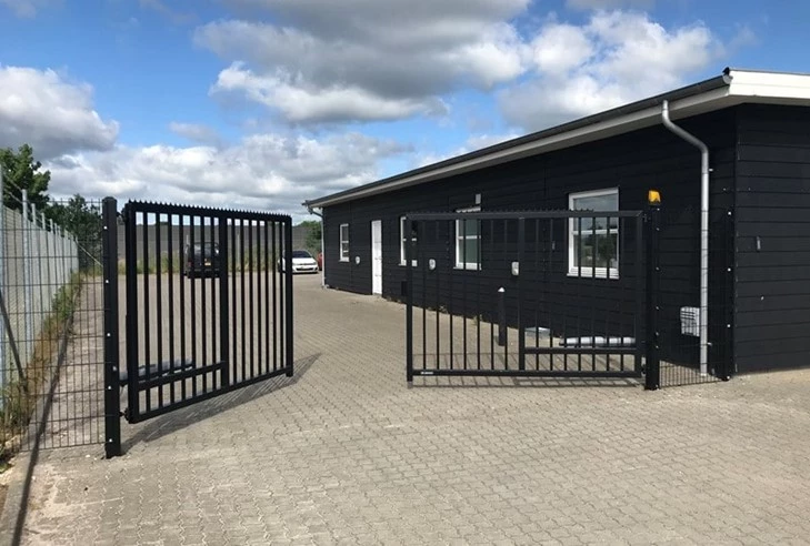 flot dobbelt baluster svinghegn til industrien PIT Hegn