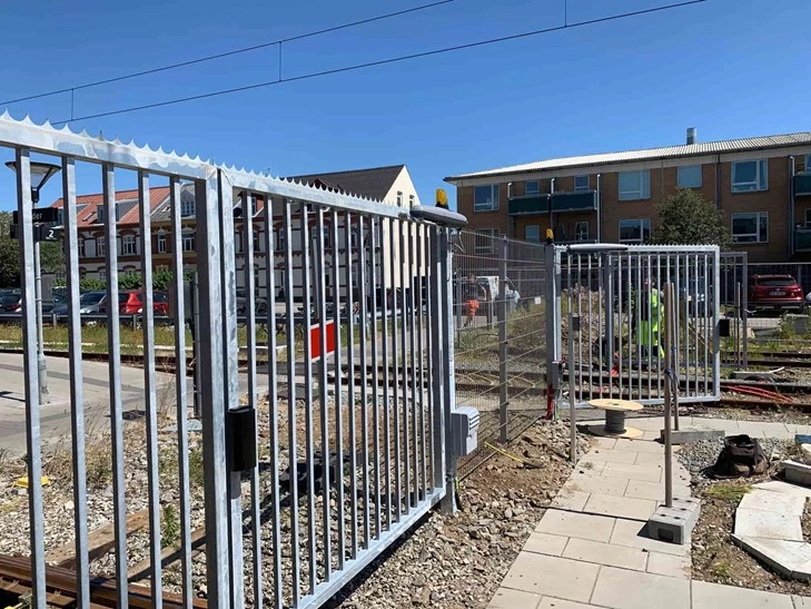 hegn af strongitter og porte med portautomatik letbanen Odder og Grenaa station PIT Hegn