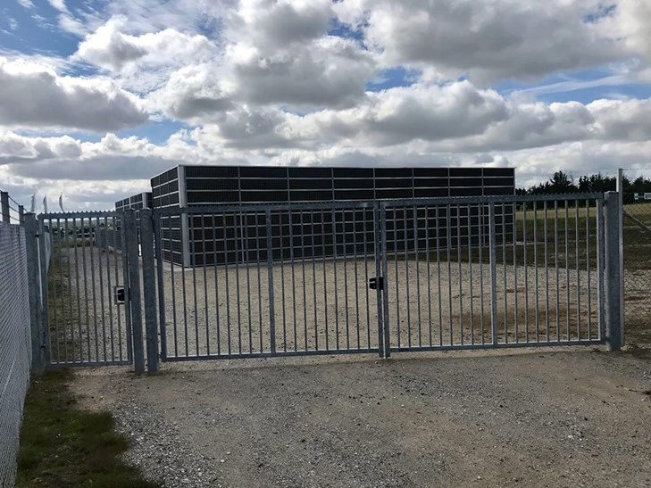 port med låge til indkørsel PIT Hegn