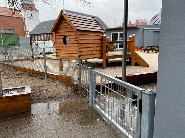 Gitterhegn - lavt panelhegn til børnehaven