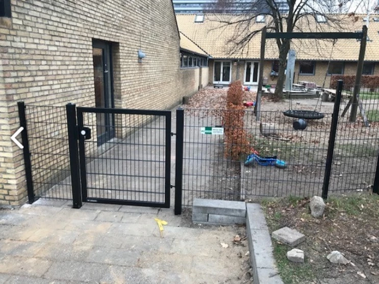 Panelhegn med låge til indkørsel til børnehaven