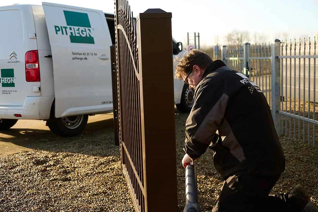 Opsætning af smedejernshegn. Alt i havehegn, porte og låger