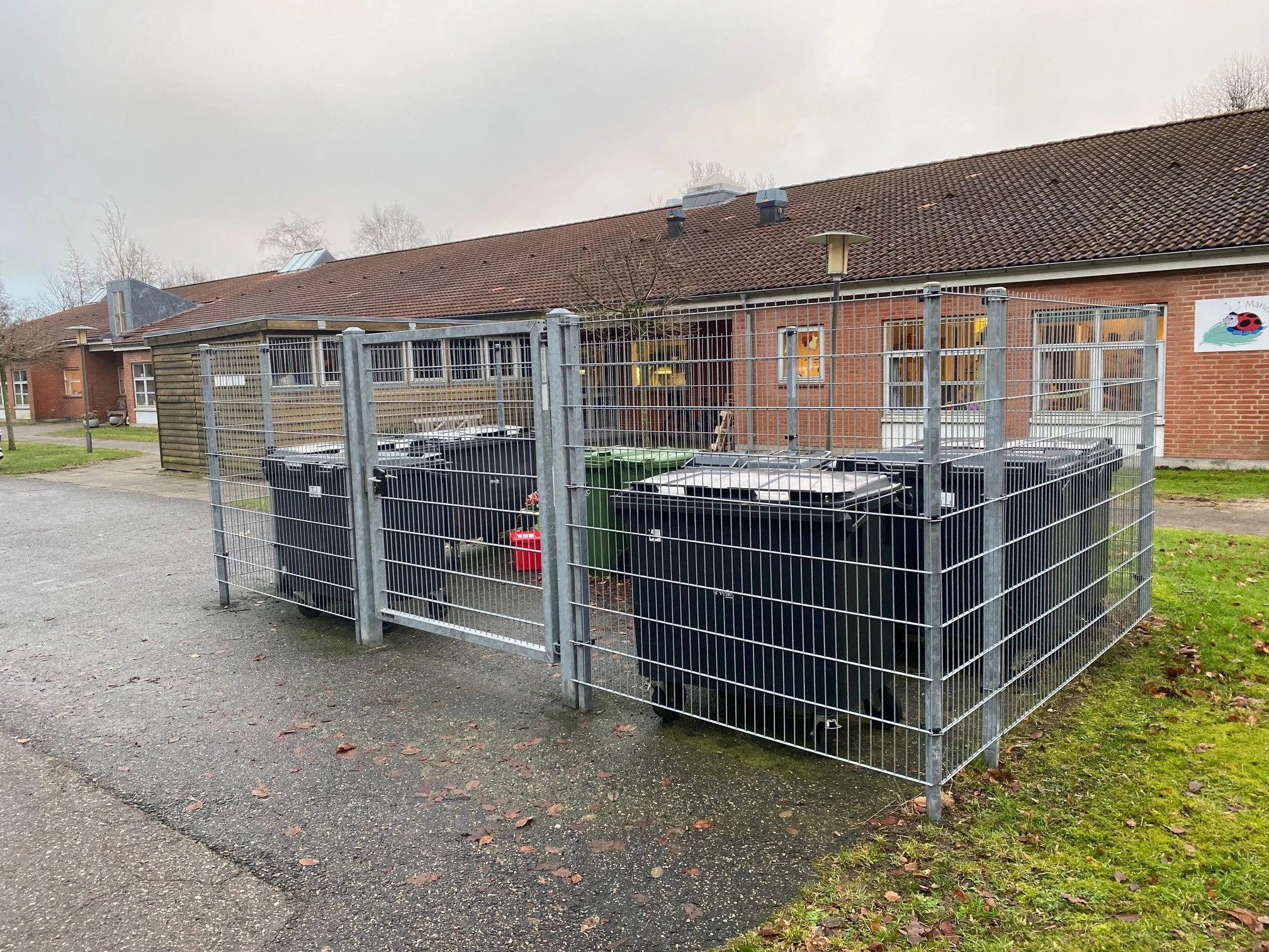 Panel hegn - sikring af affaldsgård. Hegn til boligforeninger