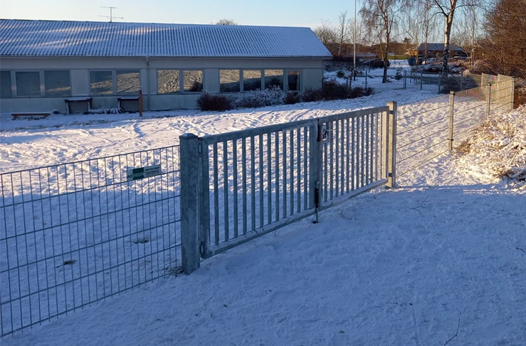 Dobbelt låge til indkørsel. Sikker adgang til børnehave. PIT Hegn