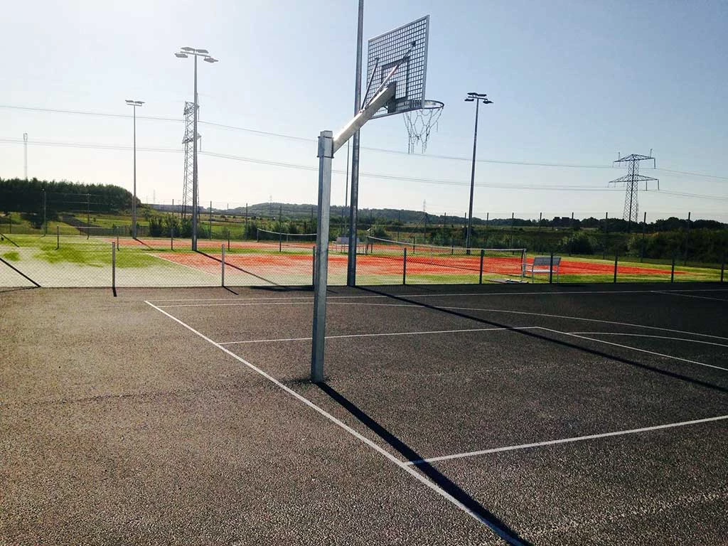 Hegn til boldbane f.eks. tennis og basketball. Vedligeholdelsesfrit stålhegn