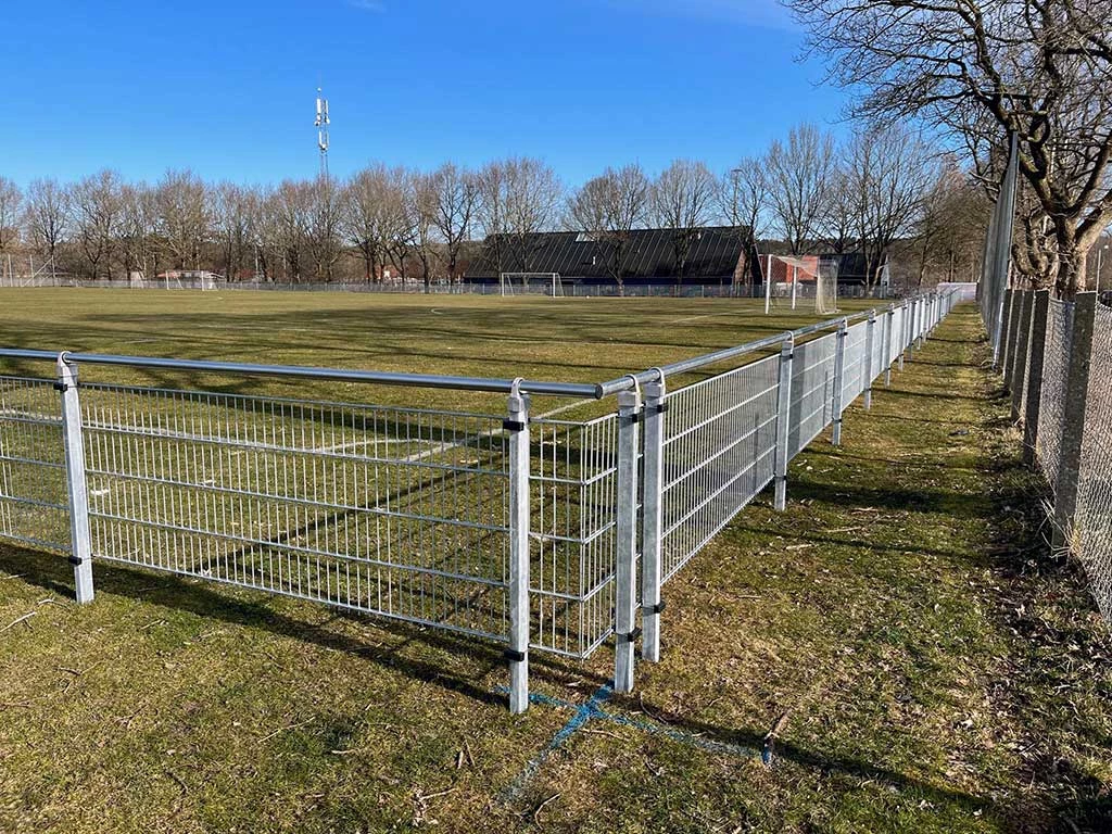 Panelhegn med håndliste - alt i hegn til boldbaner