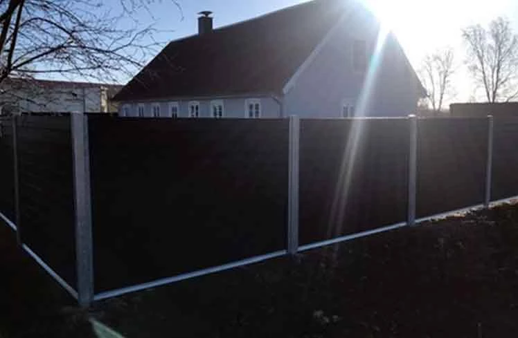 Komposithegn til private - flot havehegn med port eller låge