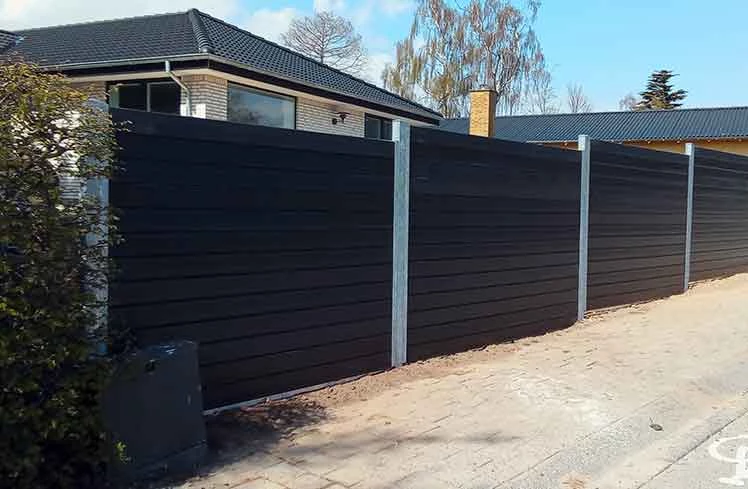 Komposithegn - læhegn mod vej til boligblok. PIT HEGN