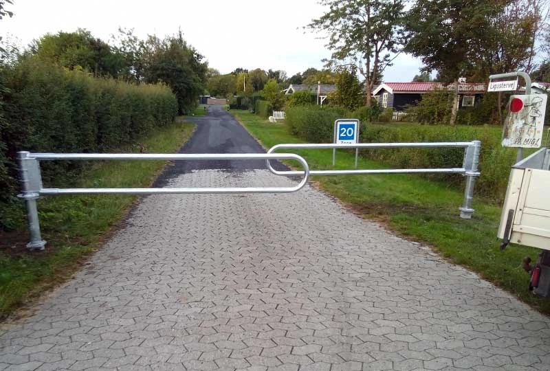 Bomme - vejbom til cykelsti. Sikker afspærring ind til boligområder