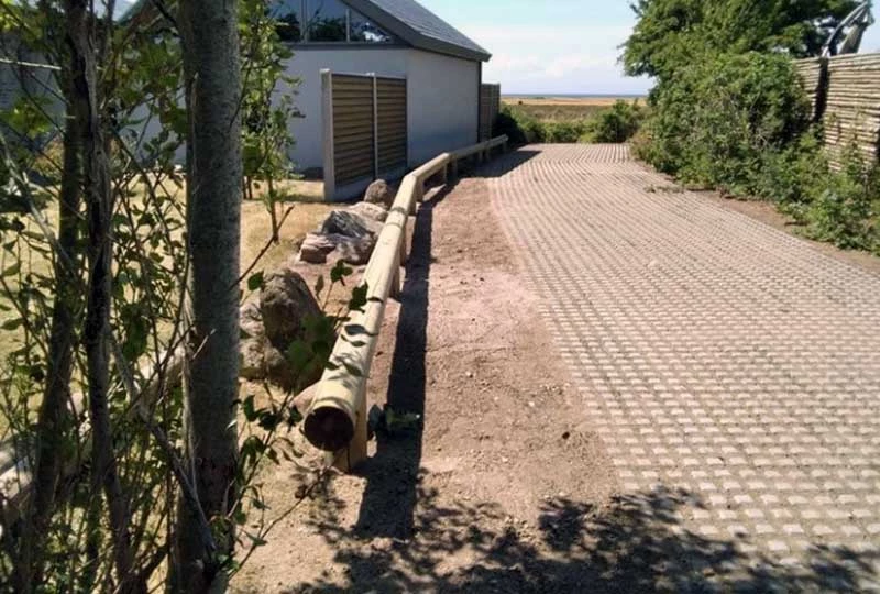 Afspærring med fodhegn - naturligt træhegn til indkørsel
