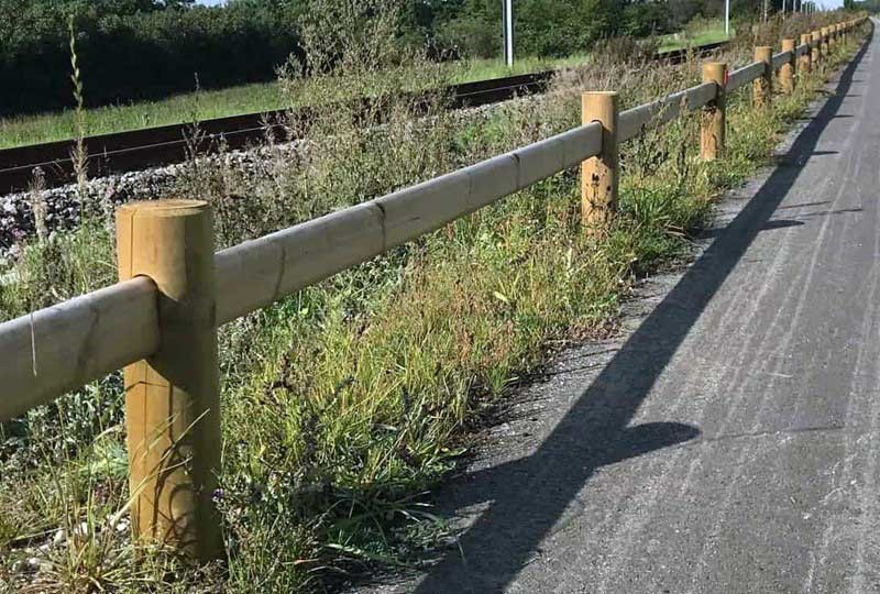 Fodhegn i stedet for pullert løsning. Træhegn med lang levetid