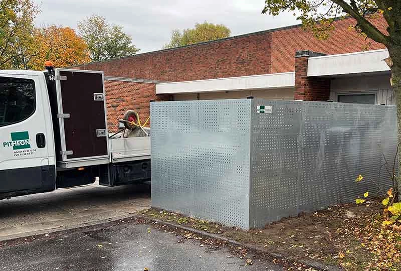 Renovationsskjuler - plade hegn som skjuler til affaldsgård