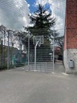 Boldbur-til-skolegård---panel-hegn-med-tag-af-fiskenet.jpg