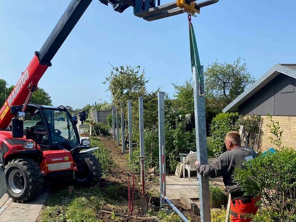 Opsætning af hegn. Vi hjælper dig også med en port eller låge