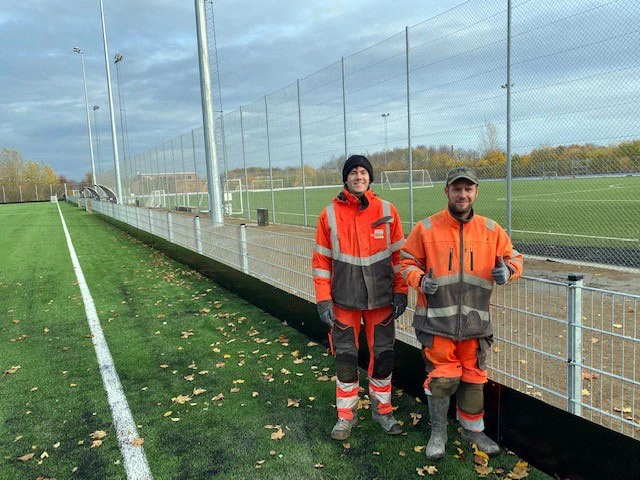 Opsætning af hegn f.eks. boldbane eller sportshegn