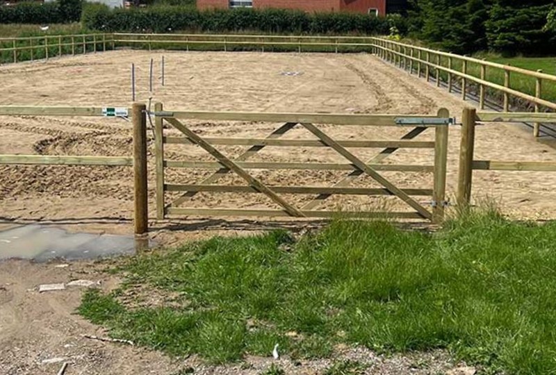 Ridebanehegn - Klassisk og solidt ridebanehegn med trælåge