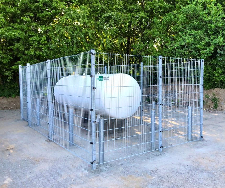 Perimetersikring - sikring af gastank med pullerter og panelhegn