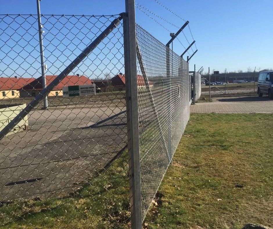 Pigtrådshegn - hegn med pigtråd. Nato-pigtråd