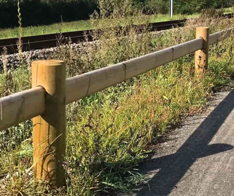 Fodhegn - solidt træhegn som kan anvendes ved motorveje og cykelstier