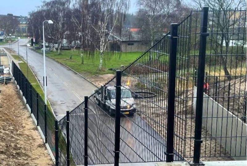 Specialtilpasset panelhegn ved tunnel