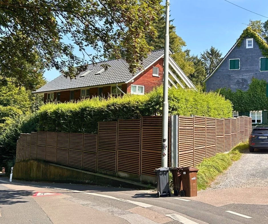 Forhavehegn - flot indkørsel med Rockwool Noistop støjhegn