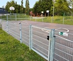 Panelhegn - lille boldbane med galvaniseret sportshegn.jpg