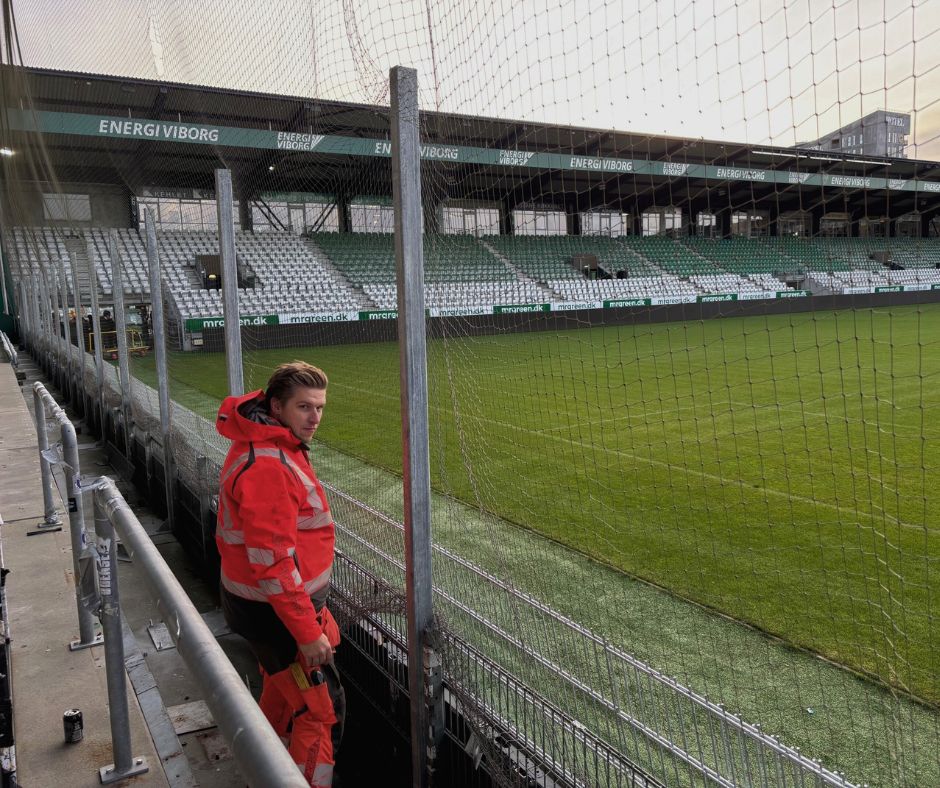 Forhøjet og forstærket stadionhegn på udebanetribune